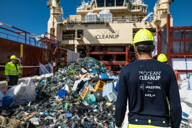 Theoceancleanup System03 Crew Sorting Plastic Scaled 1 1024x683 1 768x512 1
